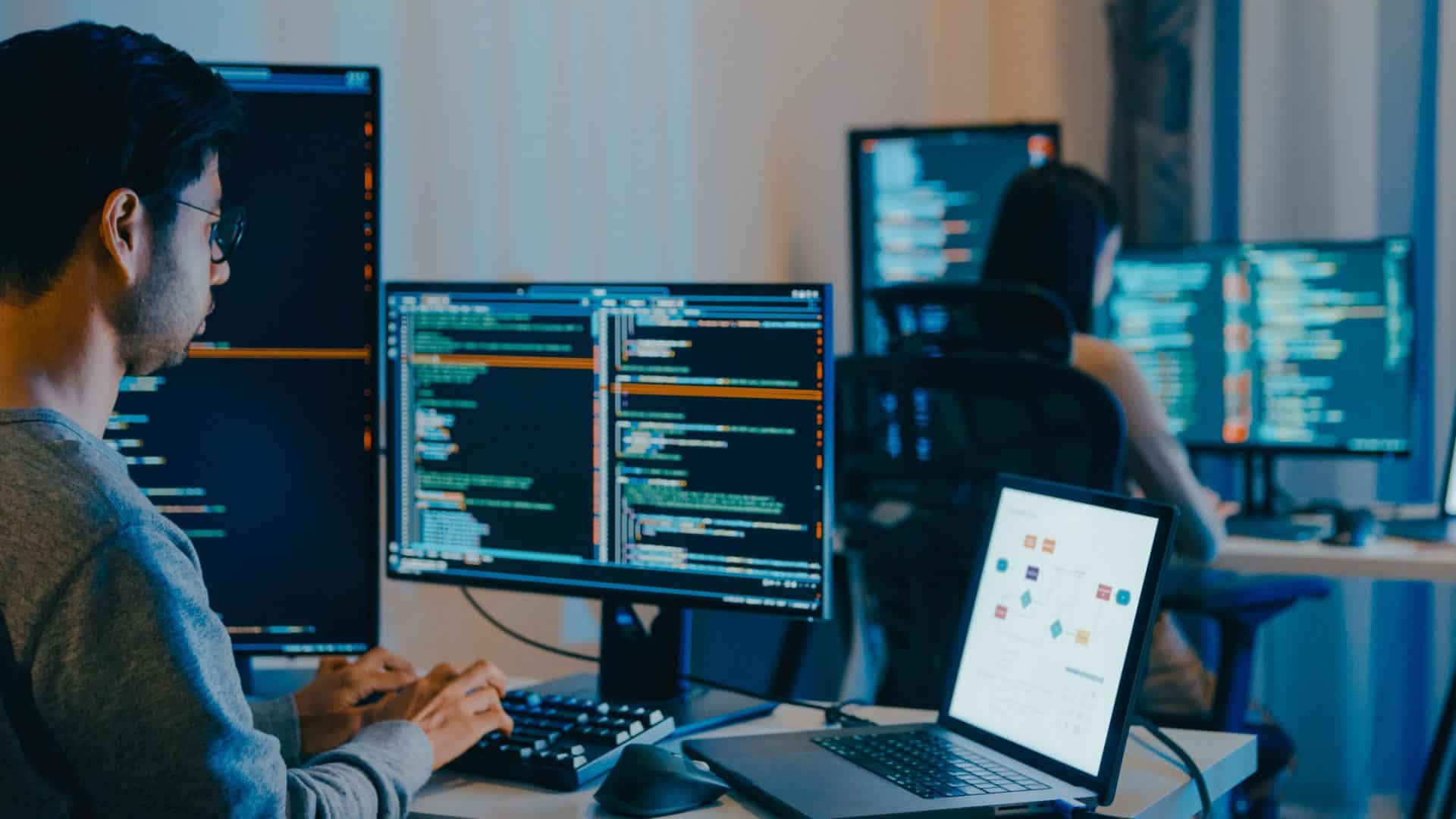 Programador em frente a computador