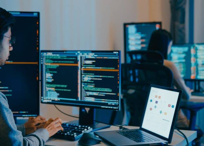 Programador em frente a computador