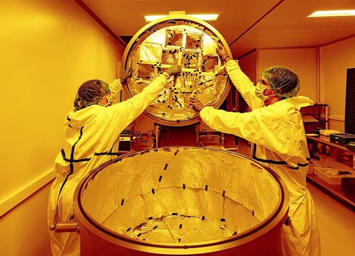 Cientistas mexendo no aparelho de neutrinos
