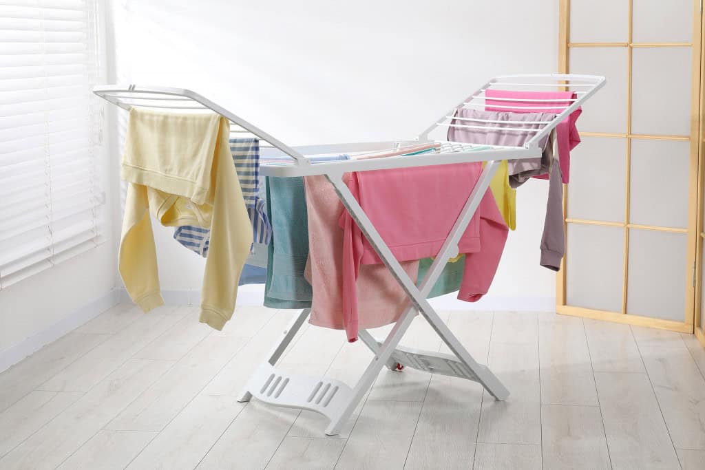 Roupas secando em um varal portátil