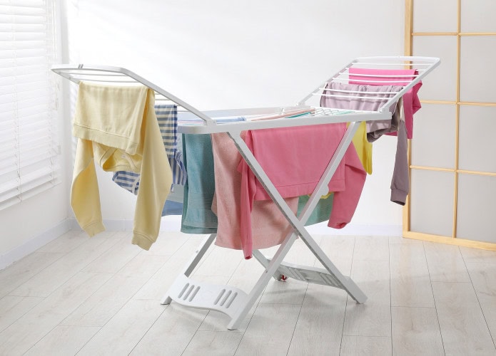 Roupas secando em um varal portátil