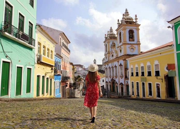 Mulher de costas para a câmera e de frente para o Pelourinho