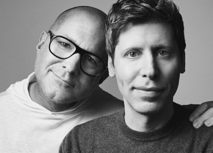 Jon Ive abraçando Sam Altman