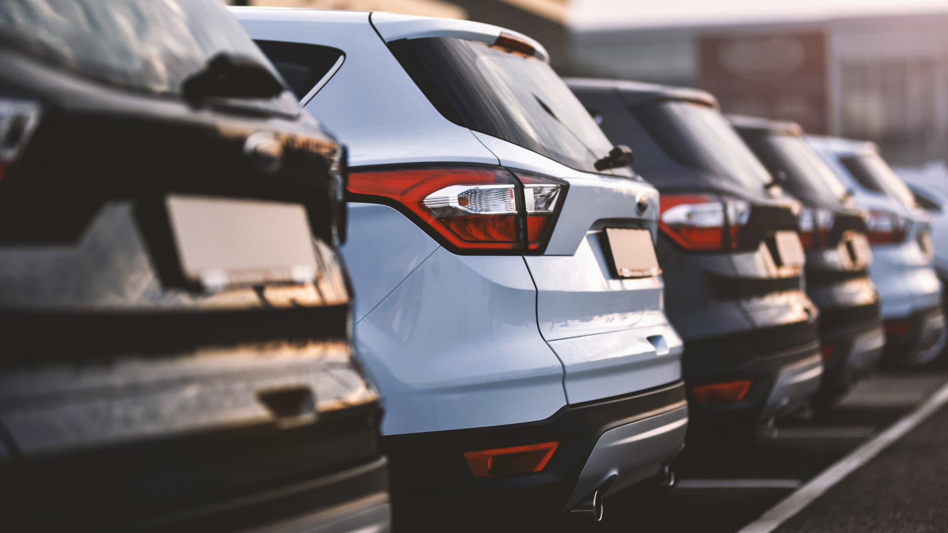 carros suv estacionados em fila