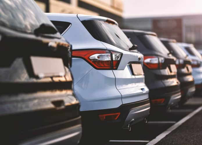 carros suv estacionados em fila