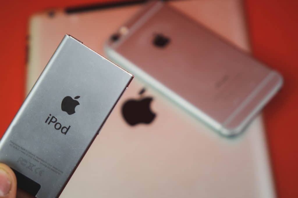 Imagem mostra um iPod e um iPhone lado a lado