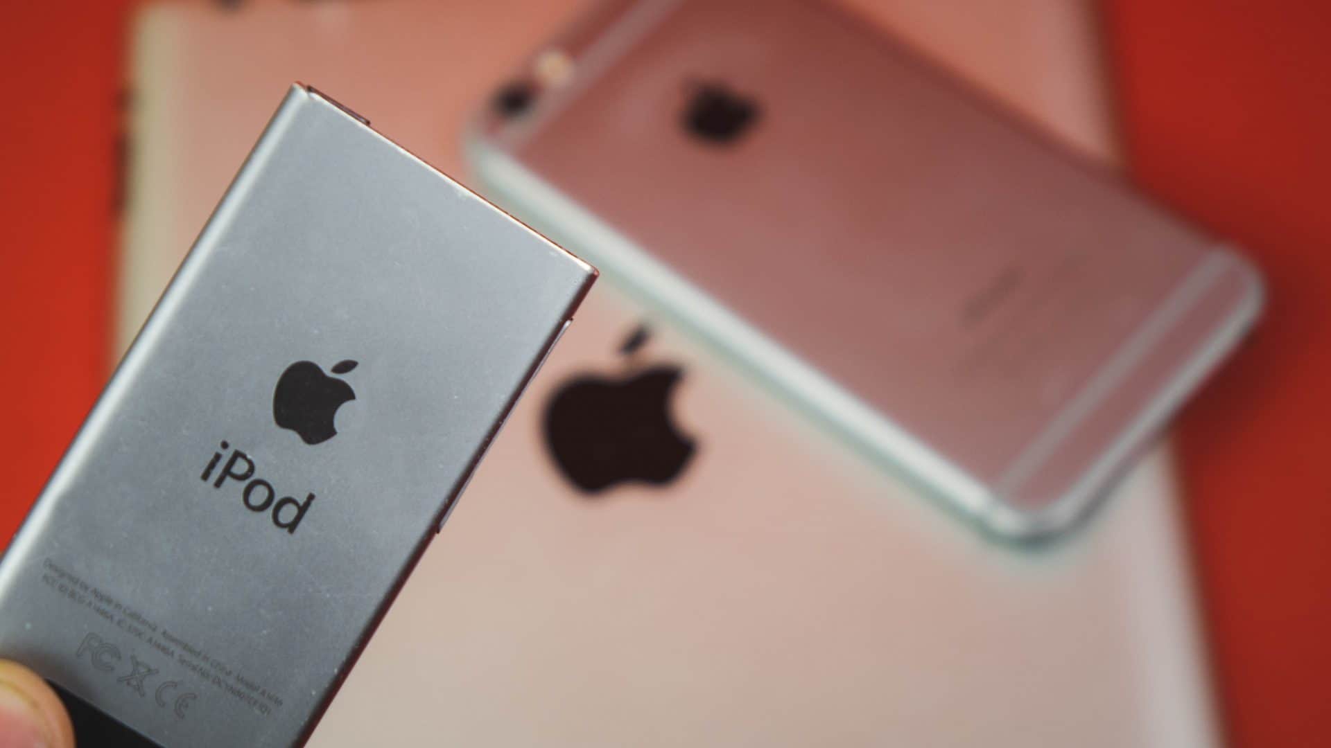 Imagem mostra um iPod e um iPhone lado a lado