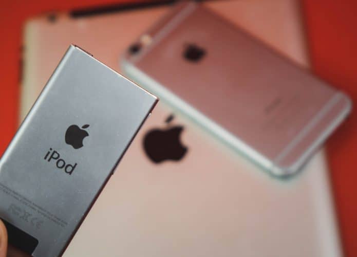 Imagem mostra um iPod e um iPhone lado a lado