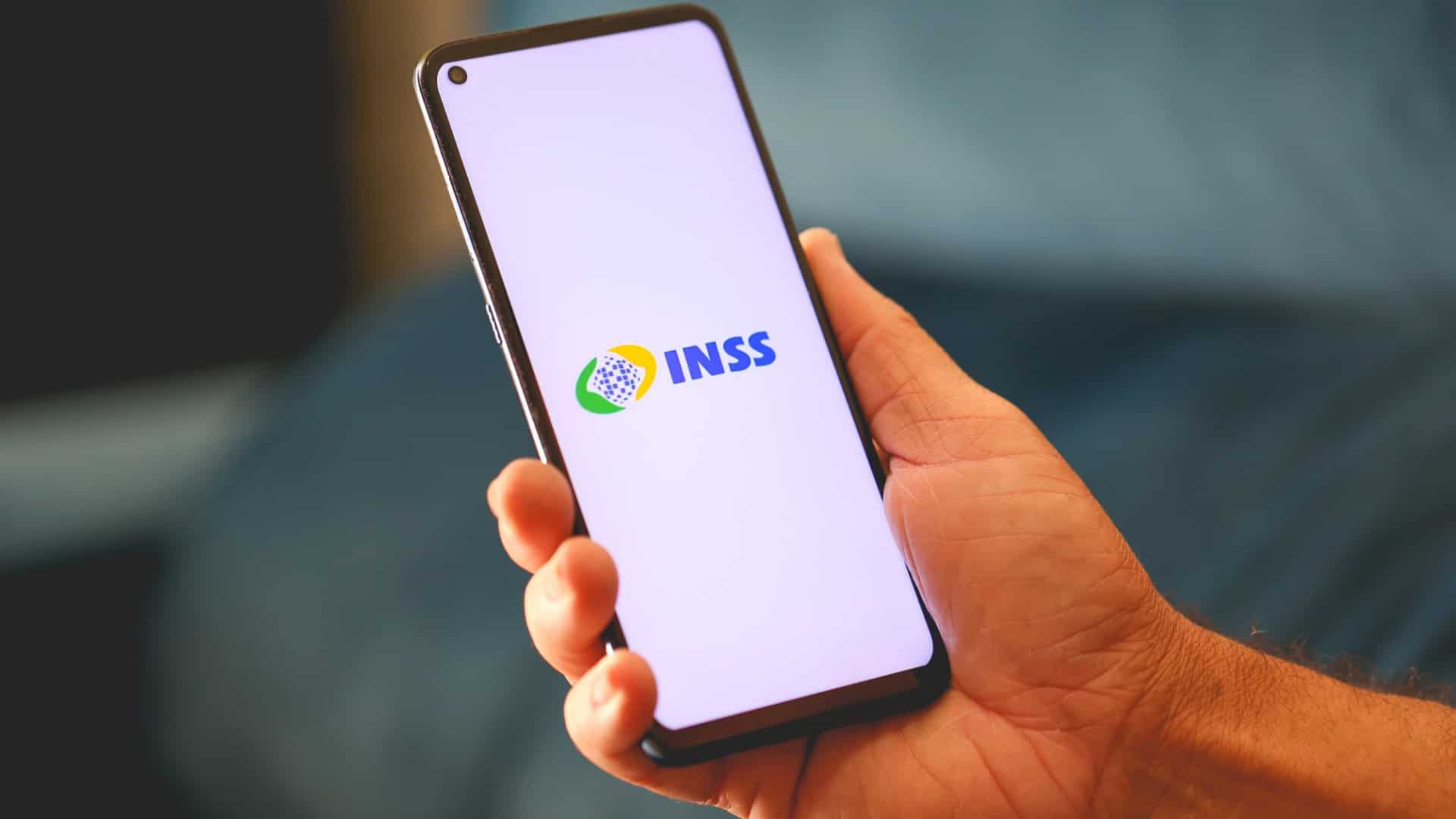 Logo do INSS em um smartphone