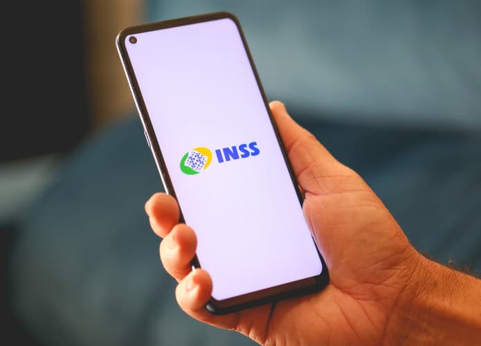 Logo do INSS em um smartphone