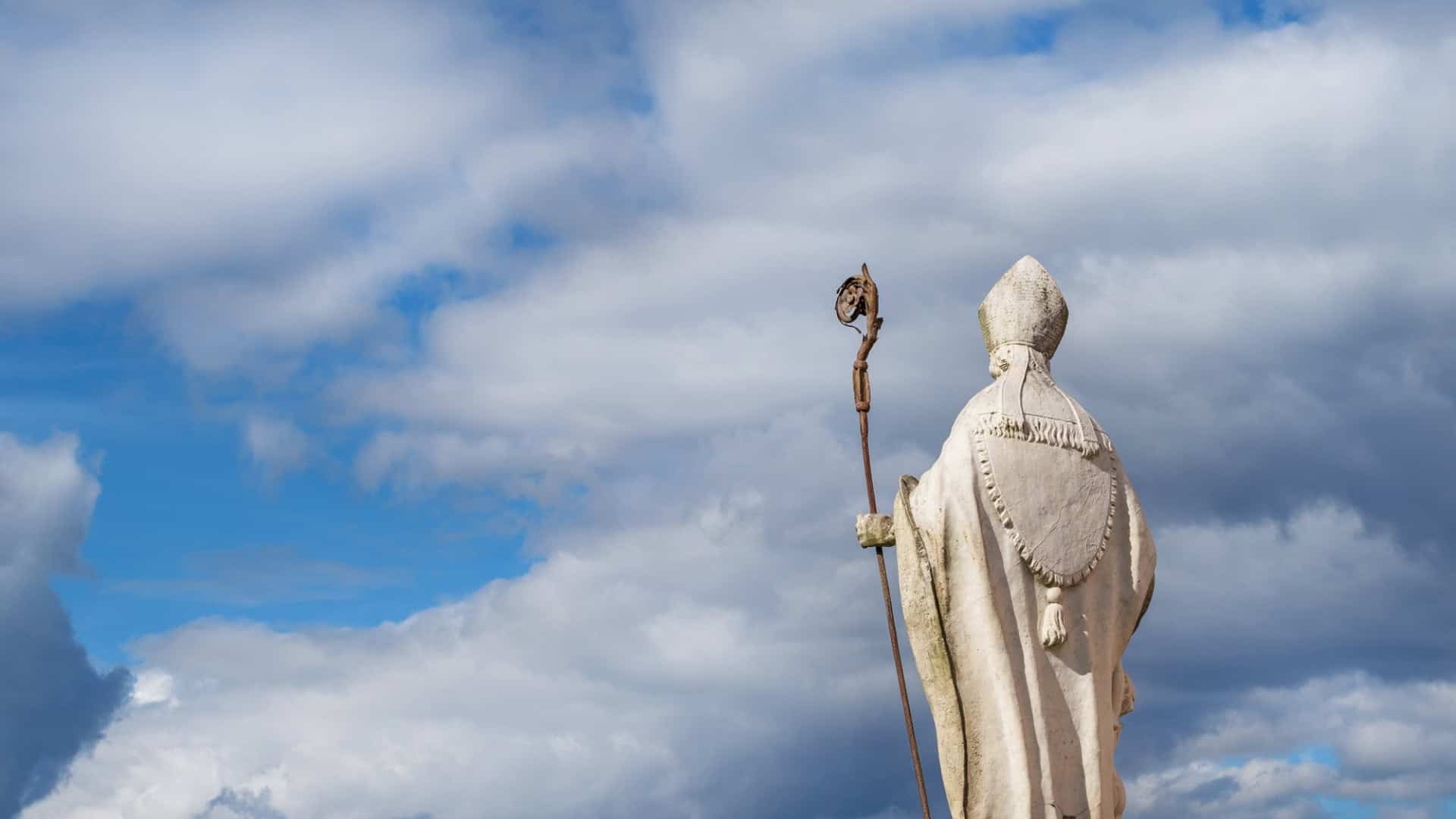 estátua de bispo ou papa de costas