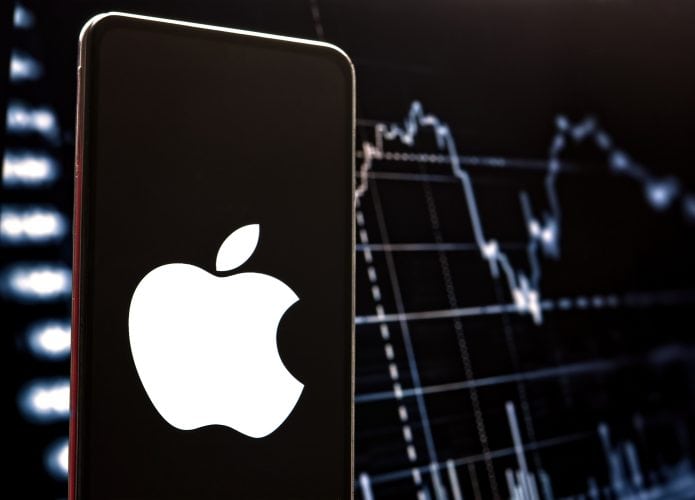 Logo da Apple ao lado de um gráfico financeiro