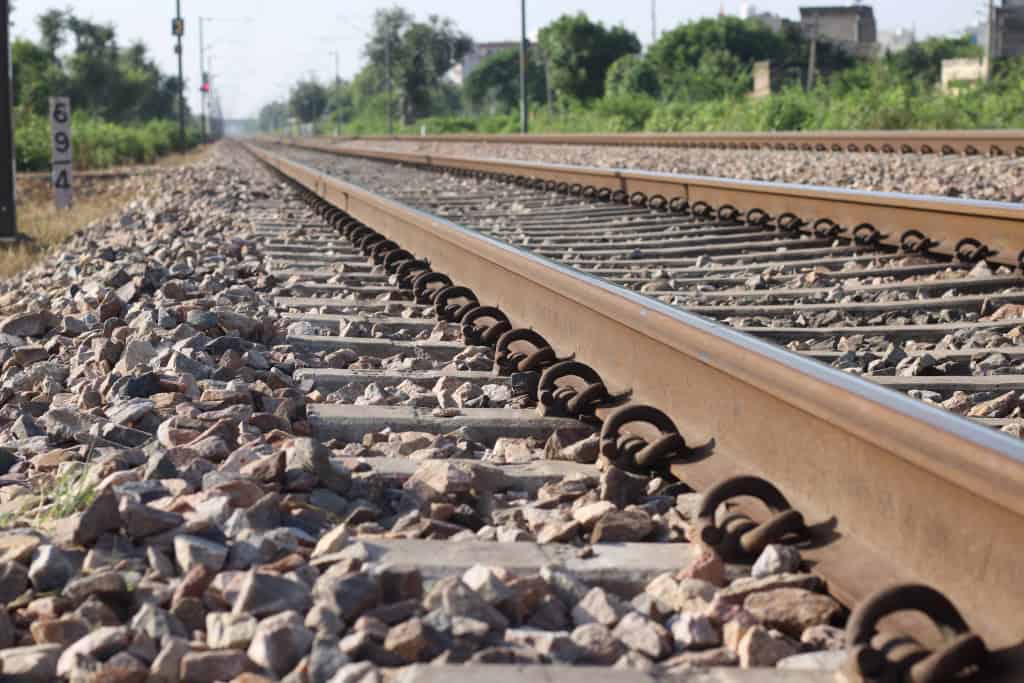 imagem mostra um trilho de trem, parte de uma ferrovia