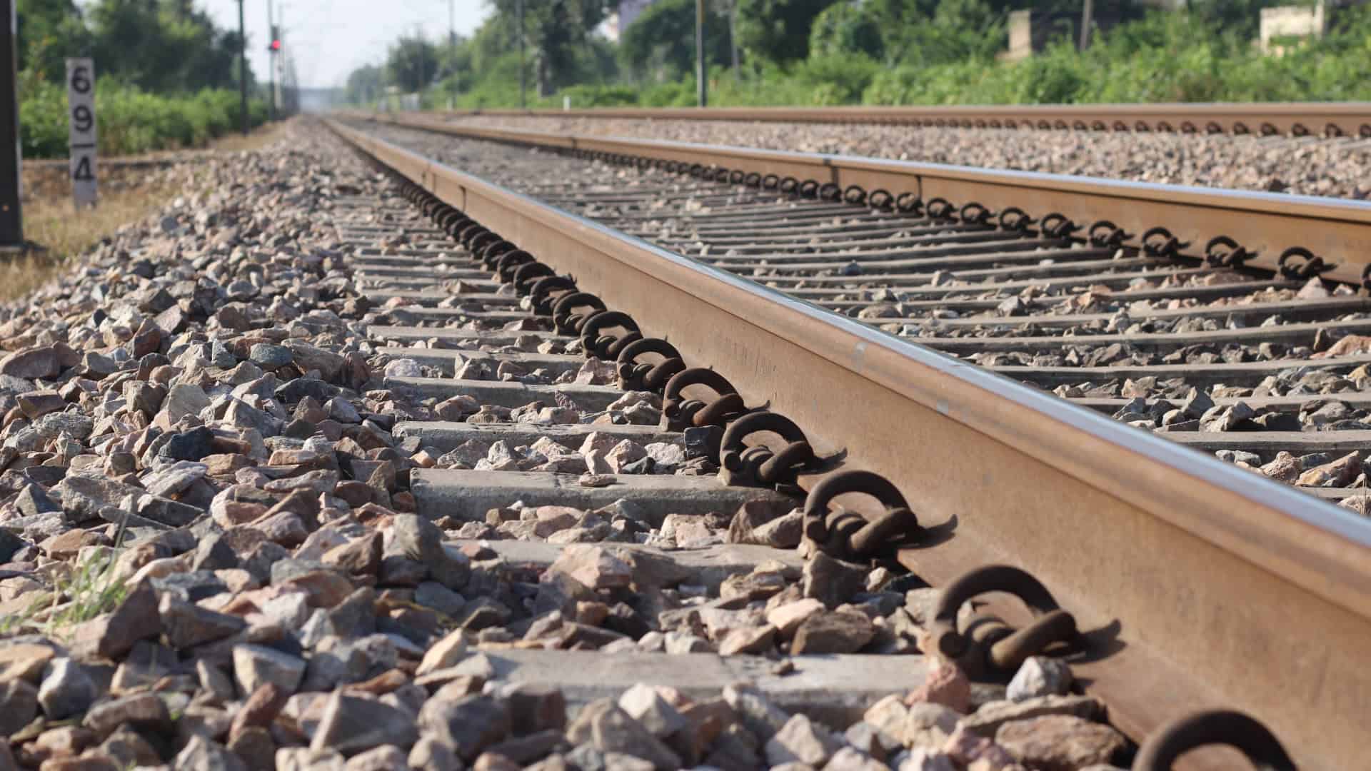 imagem mostra um trilho de trem, parte de uma ferrovia