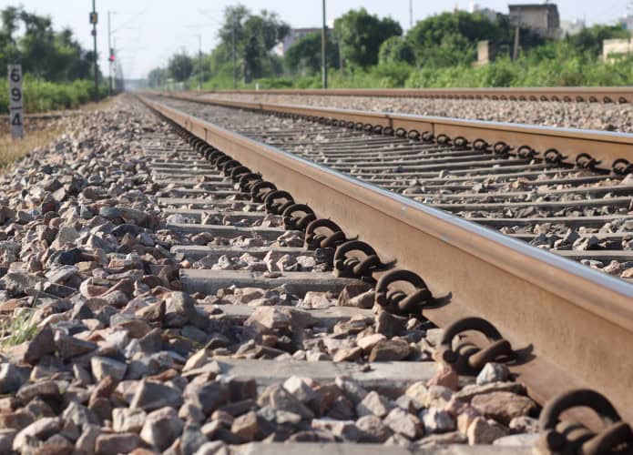 imagem mostra um trilho de trem, parte de uma ferrovia
