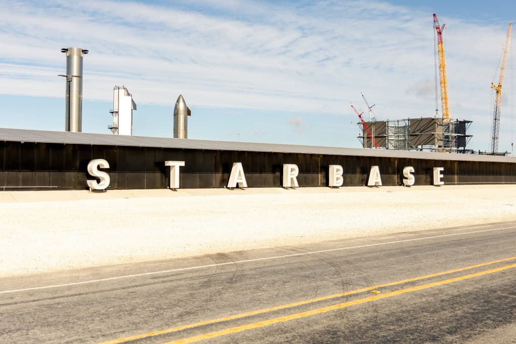 Fachada da entrada de Starbase formando o nome da cidade
