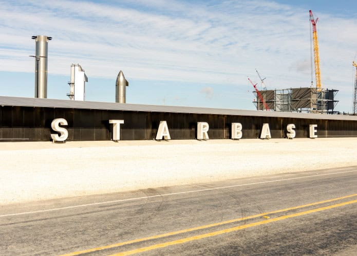 Fachada da entrada de Starbase formando o nome da cidade