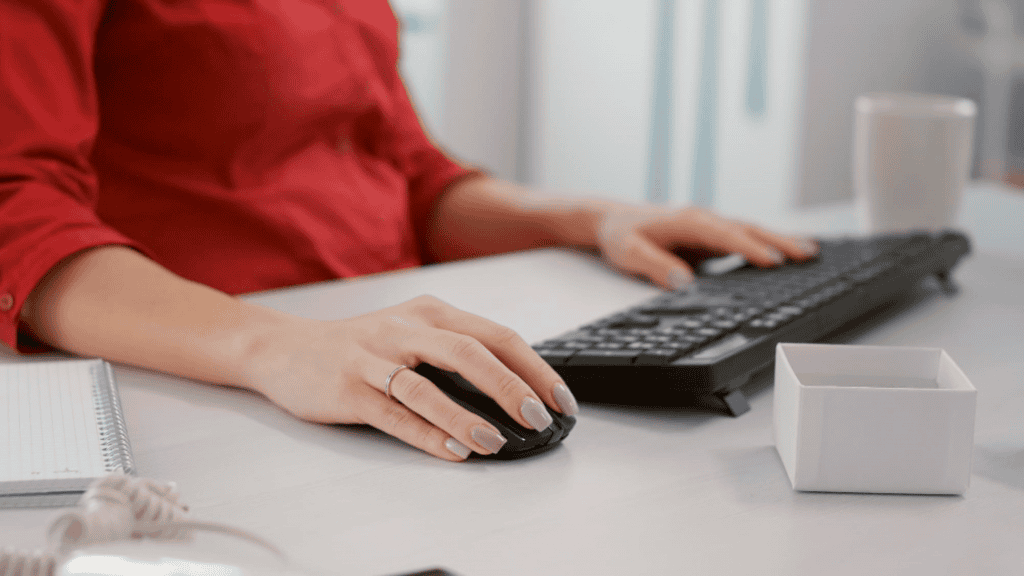 Pessoa utilizando um teclado mecânico