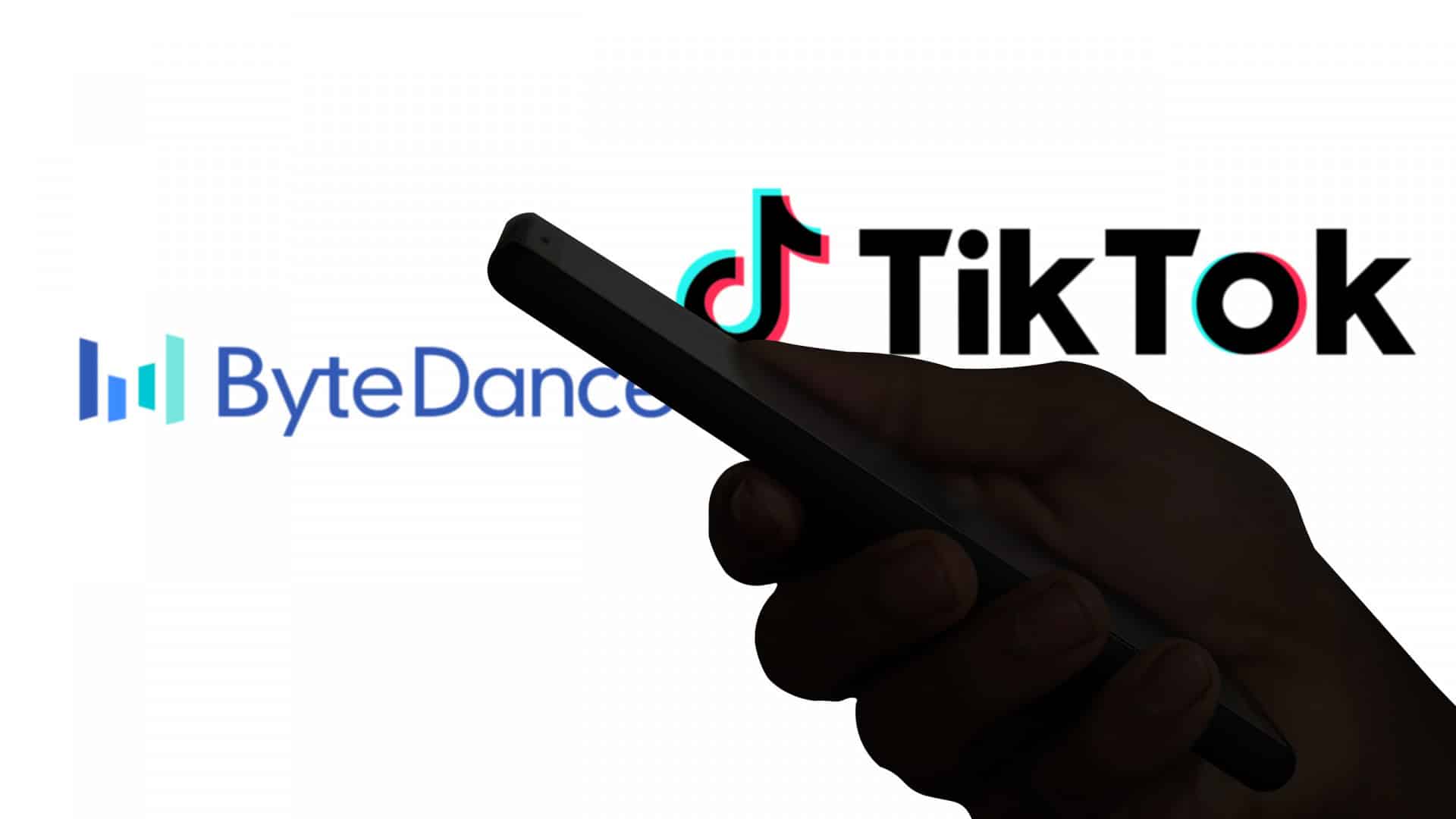 Ao fundo, logos de ByteDance e TikTok; à frente, sombra de uma mão humana segurando um smartphone
