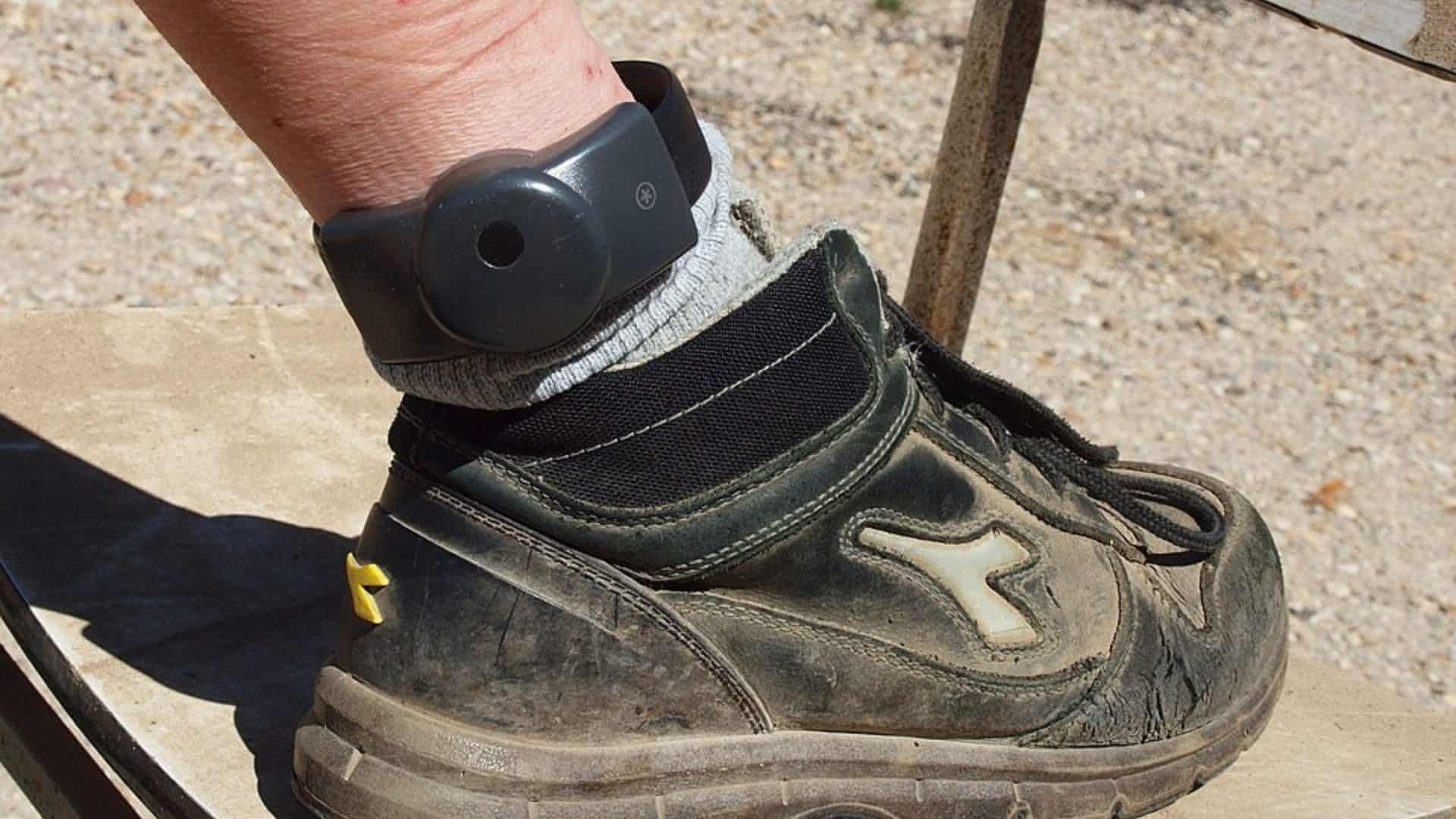 O que é e como funciona uma tornozeleira eletrônica? - Olhar Digital
