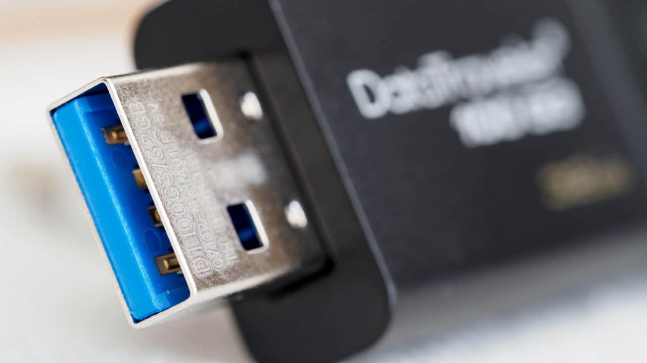 Pe Usb Def Por que os cabos e pen drives USB tem dois buraquinhos quadrados?