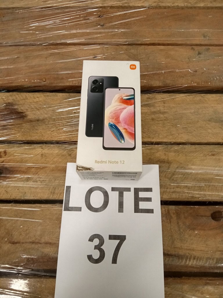 Papel escrito "LOTE 37"; acima, uma embalagem mostrando as partes frontal e traseira de um Xiaomi Redmi Note 12