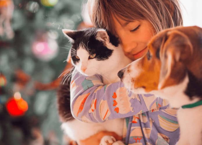 Menina com cão e gato