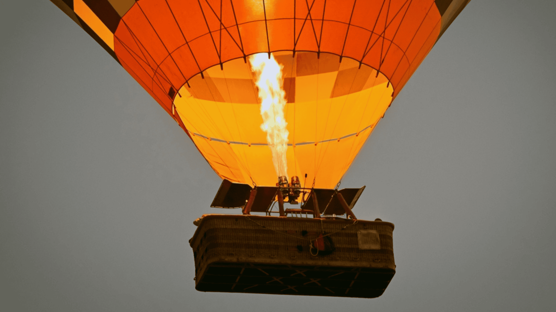 Balão de ar quente sobrevoando