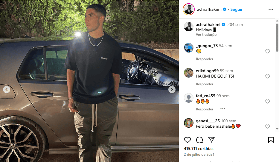 Hakimi em foto na frente de seu Golf GTI
