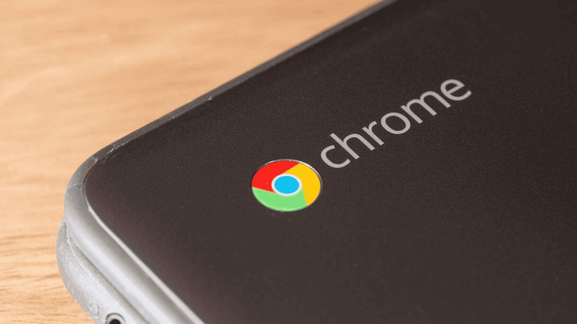 Foto destacando o logo de um Chromebook