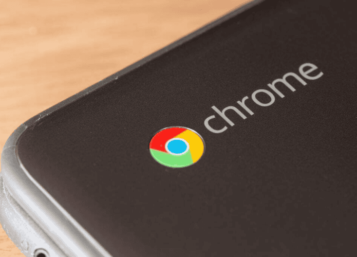 Foto destacando o logo de um Chromebook
