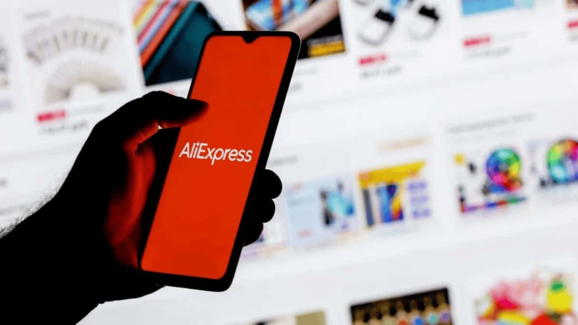 Pessoa abrindo o aplicativo AliExpress no celular