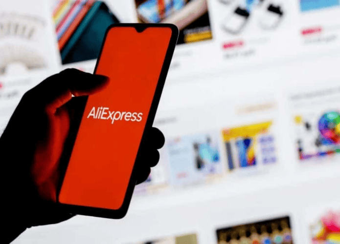 Pessoa abrindo o aplicativo AliExpress no celular