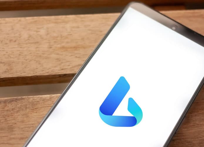 Ícone do aplicativo do Bing em tela de celular colocado sobre tábuas de madeira
