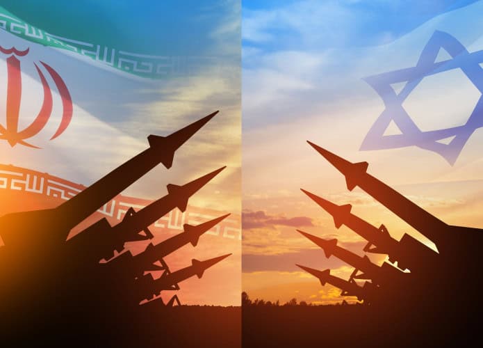 Montagem com fotos de mísseis apontados enquanto imagens das bandeiras do Irã e de Israel aparecem no fundo