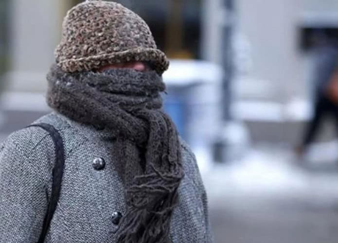 Pessoa tão agasalhada em dia frio que só a ponta do nariz dela aparece