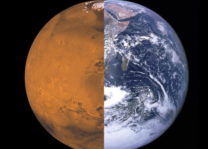 Montagem com imagens de Marte e da Terra como se fossem metades do mesmo planeta