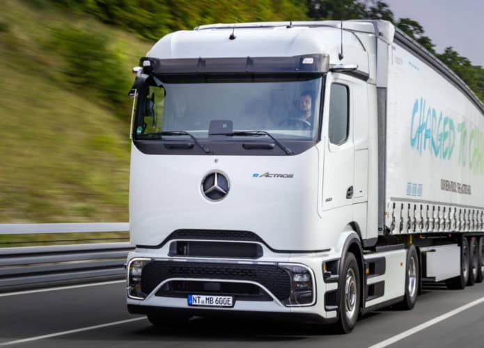 Homem dirigindo eActros 600, caminhão elétrico da Mercedes-Benz, em estrada