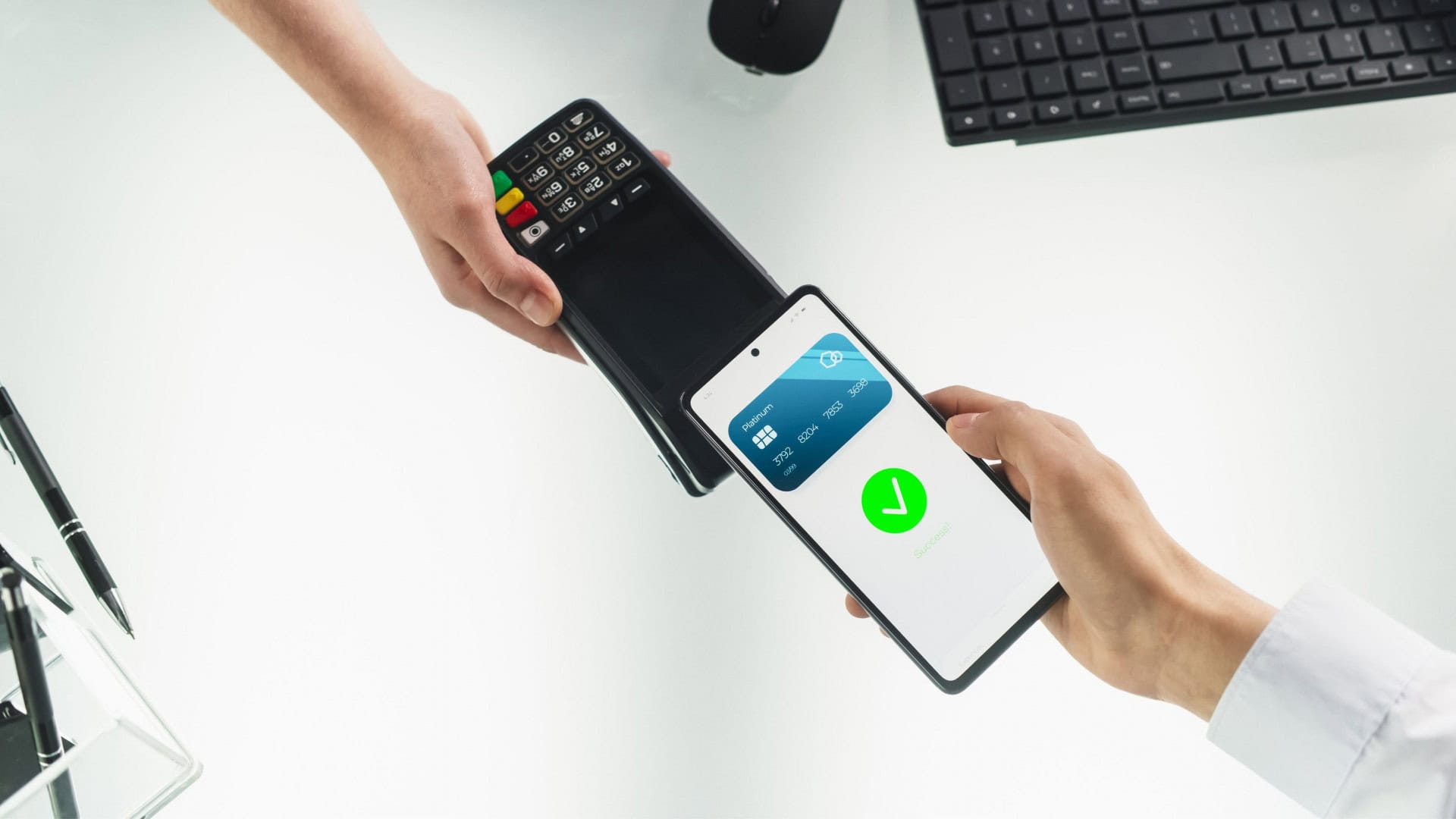 Pessoa pagando por aproximação, por meio de NFC, usando celular em maquininha