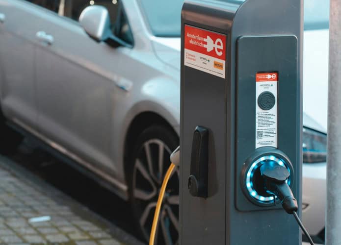 carro elétrico sendo carregado em eletroposto