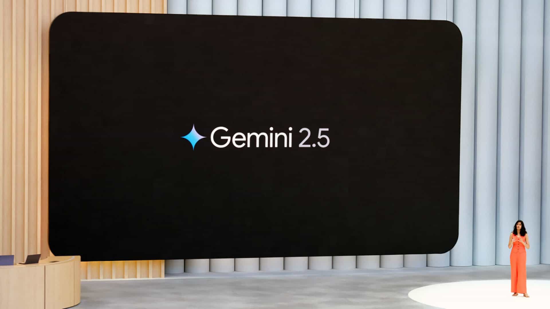 Tela com o logo do Gemini 2.5; do lado direito, uma mulher de vestido