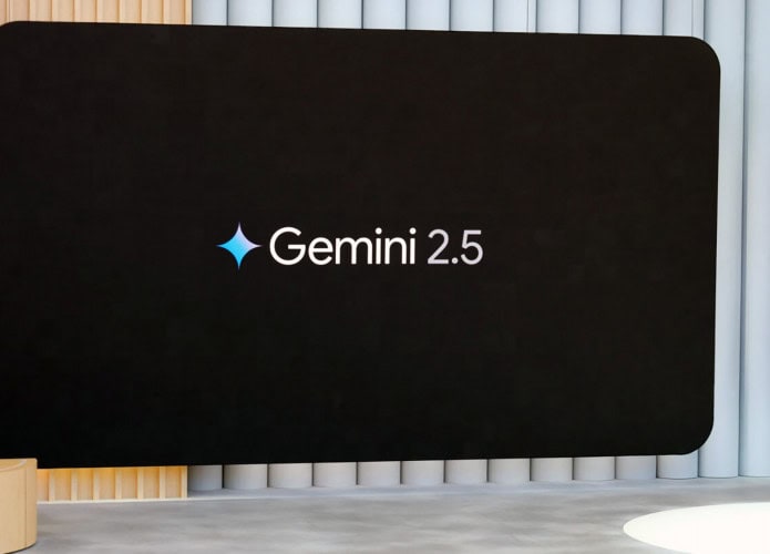Tela com o logo do Gemini 2.5; do lado direito, uma mulher de vestido