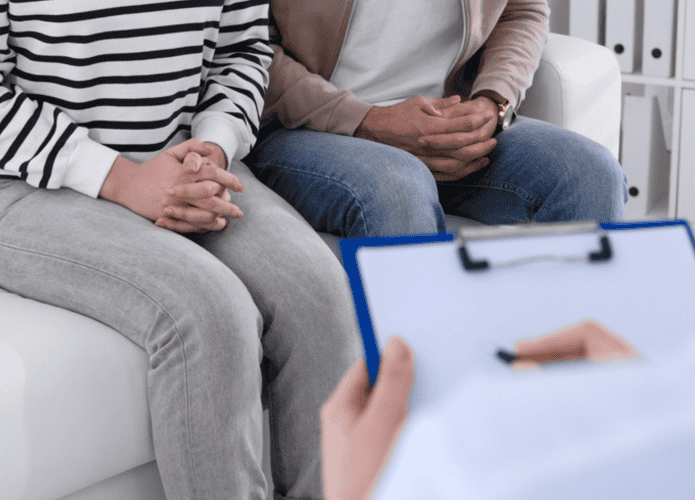 Homem e mulher com suspeita de herpes genital se consultando