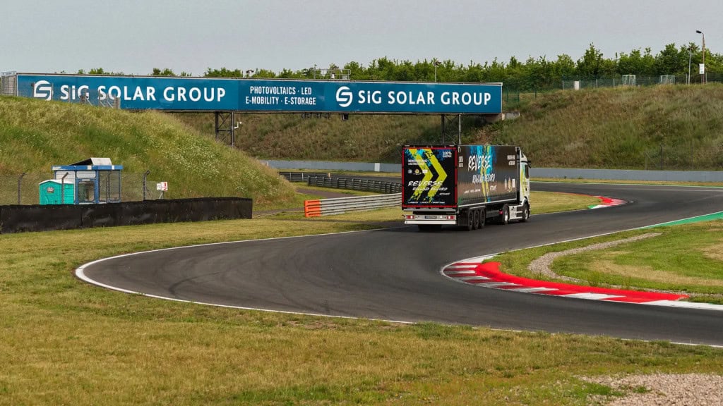 eActros 600, caminhão elétrico da Mercedes-Benz, andando de ré em pista de corrida na Alemanha