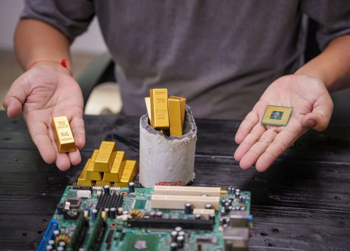 Ouro extraído de lixo eletrônico.
