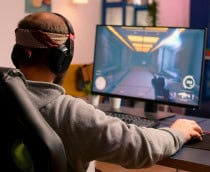 rapaz sentando jogando online visto por trás