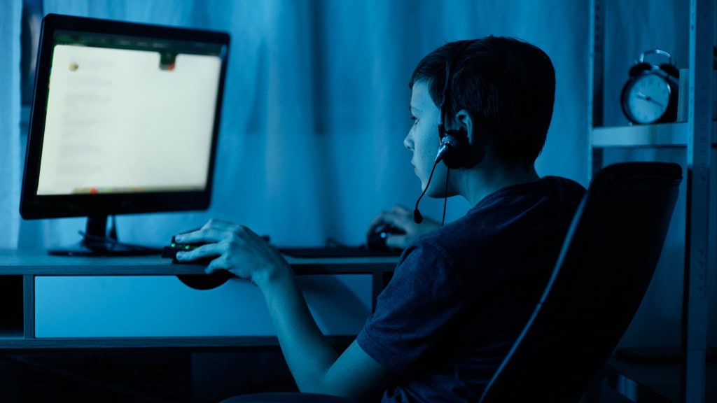Garoto com headphone parece navegar na internet