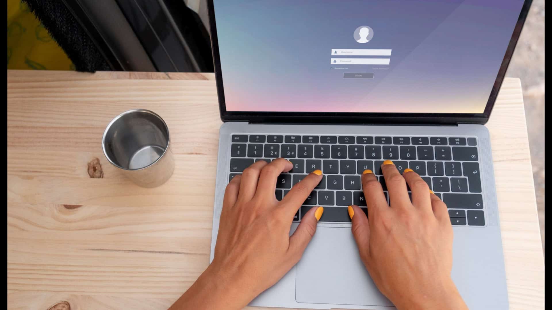 tela de login e senha em notebook