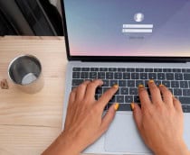 tela de login e senha em notebook