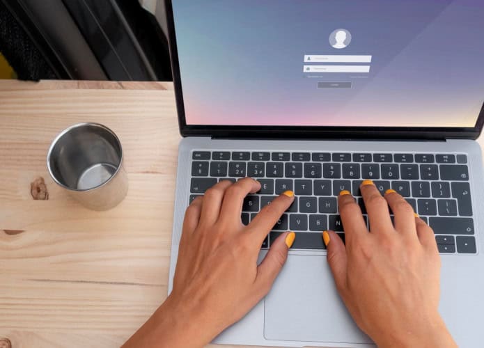 tela de login e senha em notebook